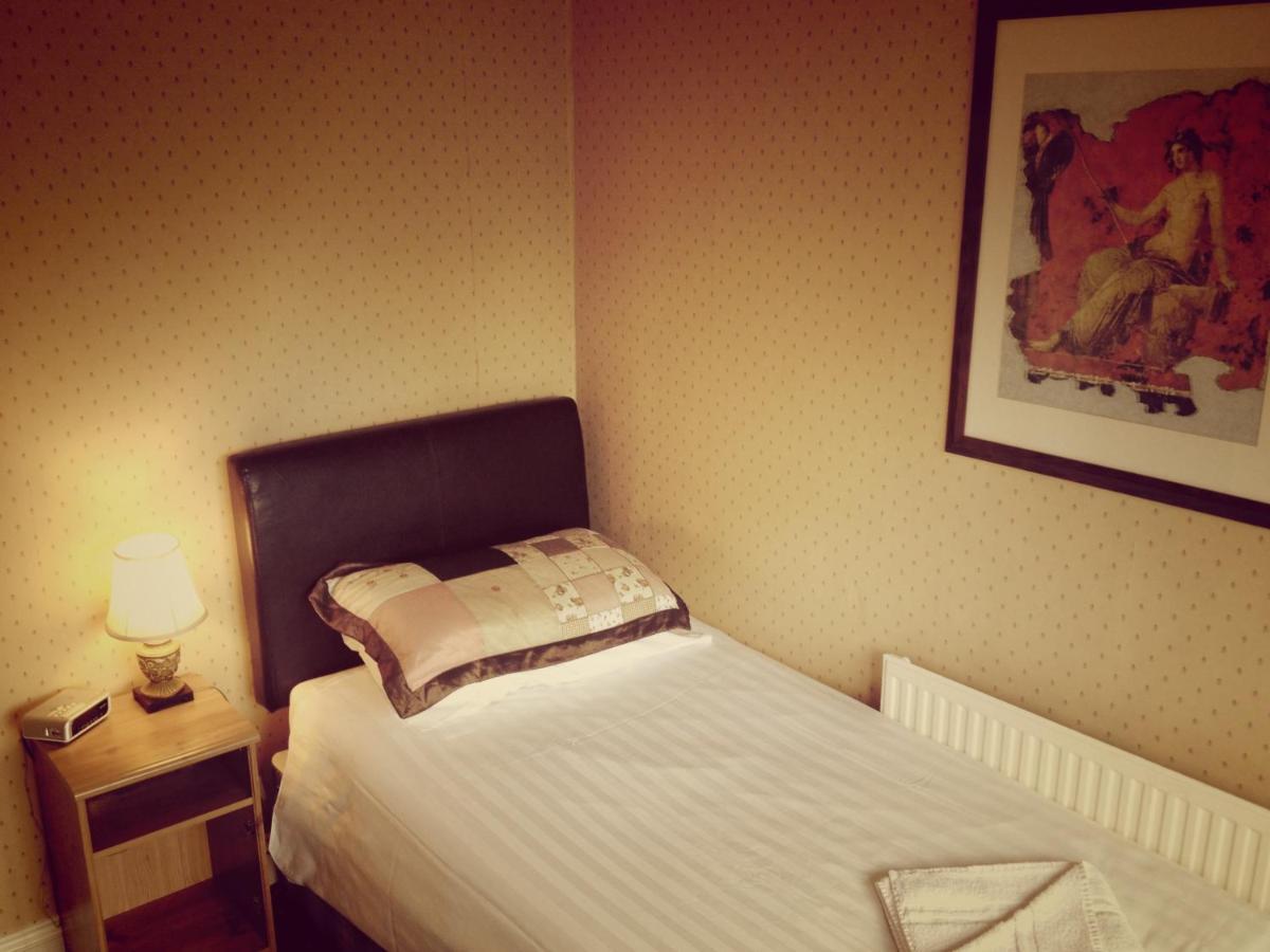 The Royal Standard Guest House Virginia Water Room photo